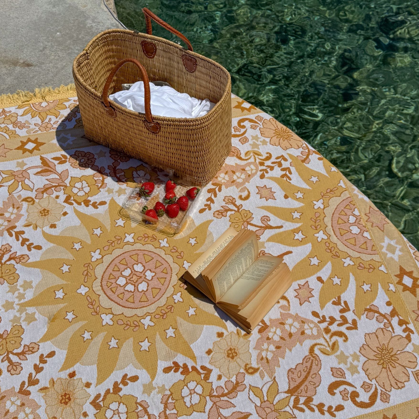 vacanza-woven-picnic-rug-australia-2_5ee59866-ae11-4668-8c77-43f307a20610.jpg